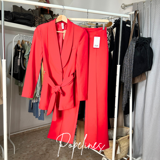 Traje chaqueta rojo.