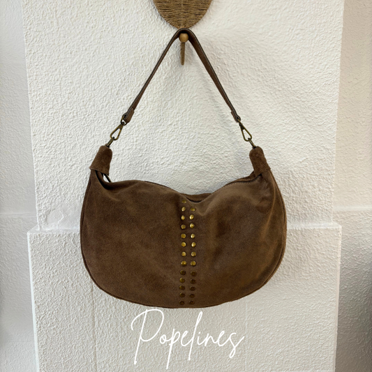 Bolso media luna tachas.