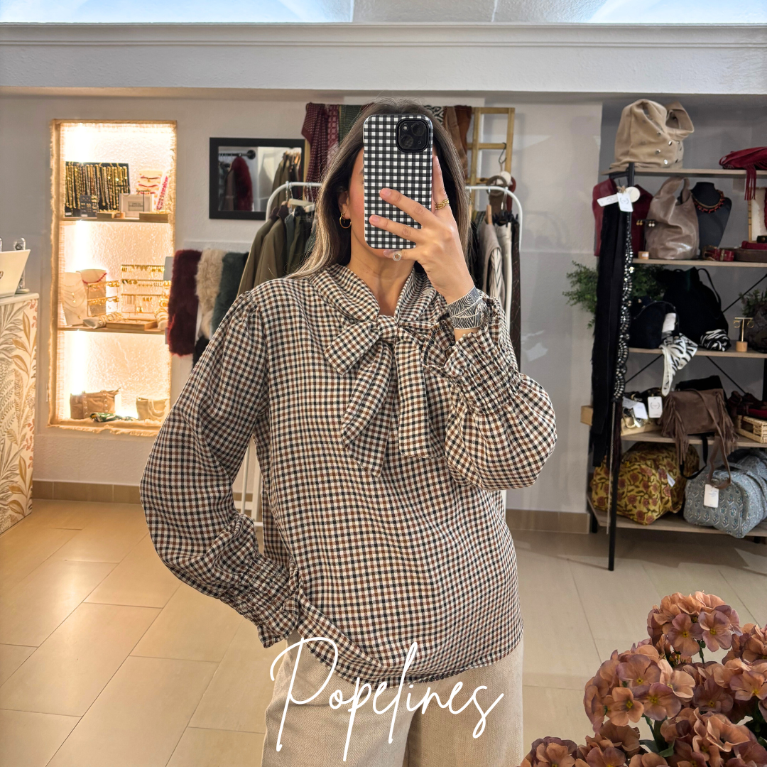 Camisa lazada cuadros fondo blanco