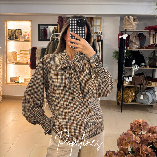 Camisa lazada cuadros fondo beige