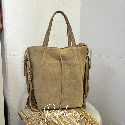 Bolso flecos beige.