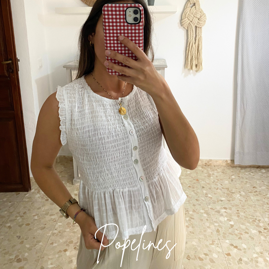 Blusa bajo puntilla blanca