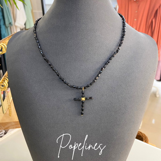 Cruz piedritas negras.