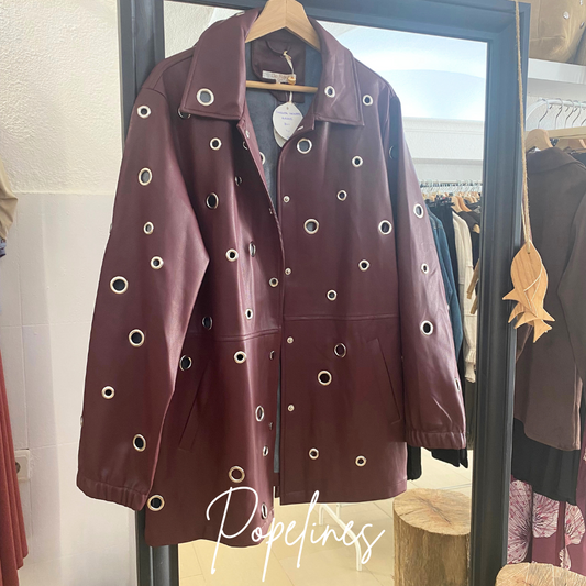 Chaqueta tachuelas burdeos