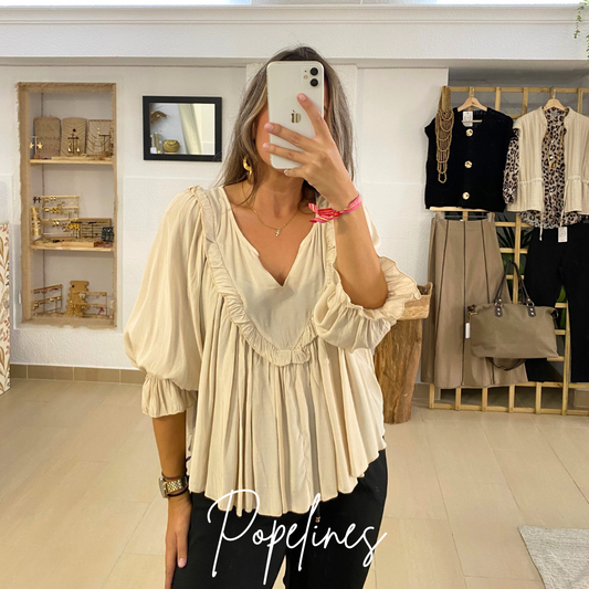 Blusa volantito beige.