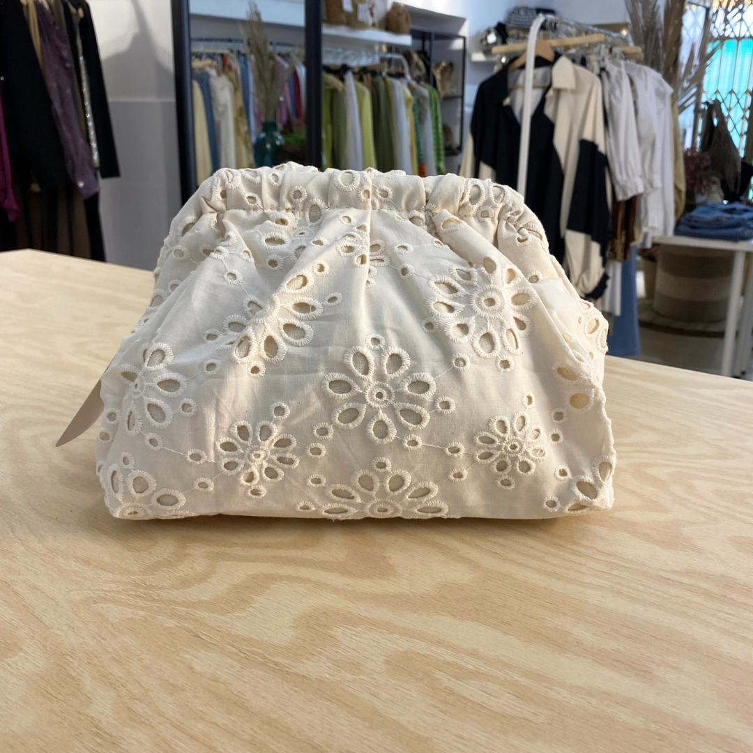 Bolso bordado beige