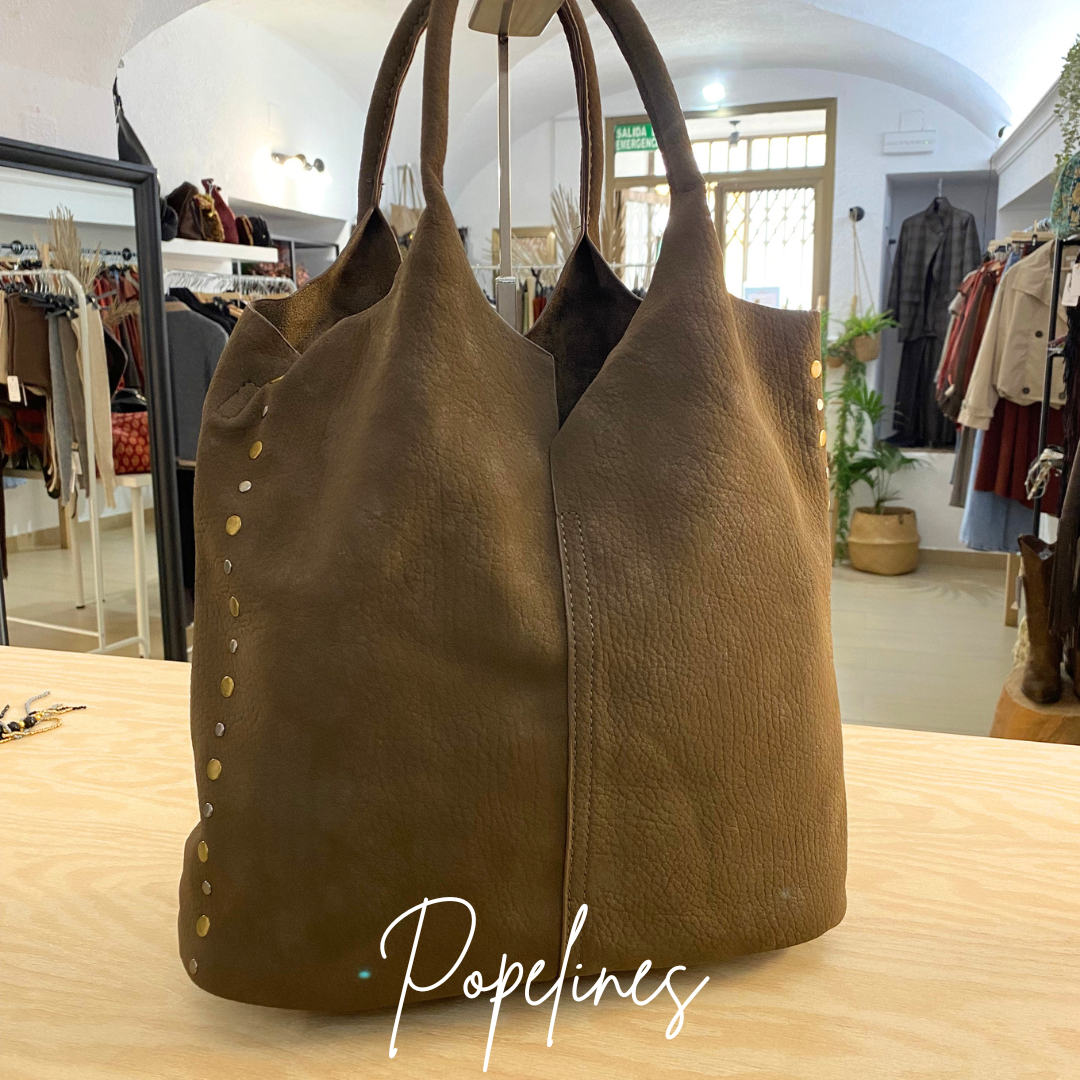 Bolso tachuelas laterales