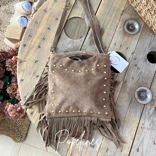 Bolso flecos tachuelas