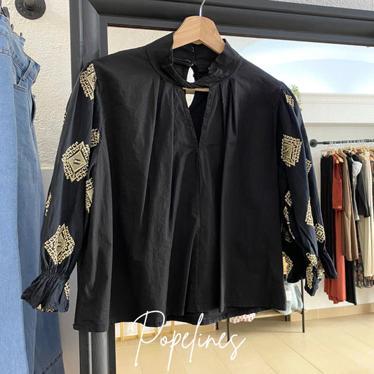Blusa bordados dorados